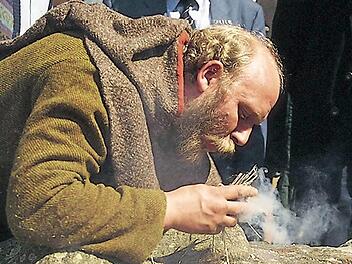 Selbst Feuer entfachen - das lernen die Besucher in der Sonderführung des Pfalzmuseums Forchheim.  Foto: Agil Bamberg