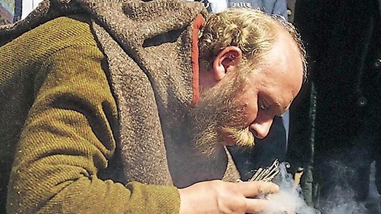 Selbst Feuer entfachen - das lernen die Besucher in der Sonderführung des Pfalzmuseums Forchheim.  Foto: Agil Bamberg
