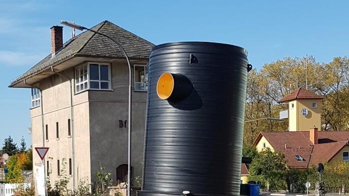 So groß ist der Schacht aus Kunststoff, der für die Unterquerung des Röthbachs in die Erde gebracht wurde. Foto: Horst Steinhoff