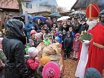 Auf dem Weihnachtsmarkt in Hausen bescherte der Nikolaus die Kinder.  Foto: Mathias Erlwein