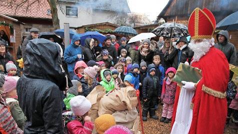 Auf dem Weihnachtsmarkt in Hausen bescherte der Nikolaus die Kinder.  Foto: Mathias Erlwein