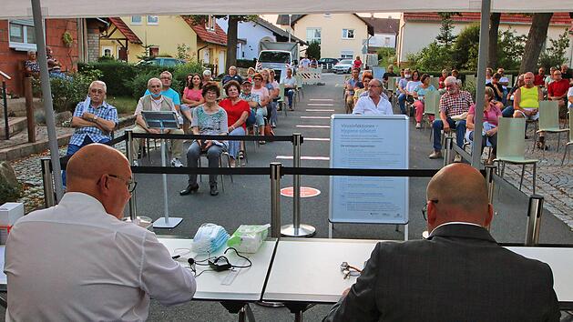 Mitten auf der Stra&szlig;e vor dem Feuerwehrhaus fand die B&uuml;rgerversammlung zur  Wahl des neuen Ortssprechers oder der Ortsprecherin f&uuml;r den Stadtteil Br&uuml;nn  statt. Foto: Dieter Britz