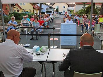 Mitten auf der Straße vor dem Feuerwehrhaus fand die Bürgerversammlung zur  Wahl des neuen Ortssprechers oder der Ortsprecherin für den Stadtteil Brünn  statt. Foto: Dieter Britz