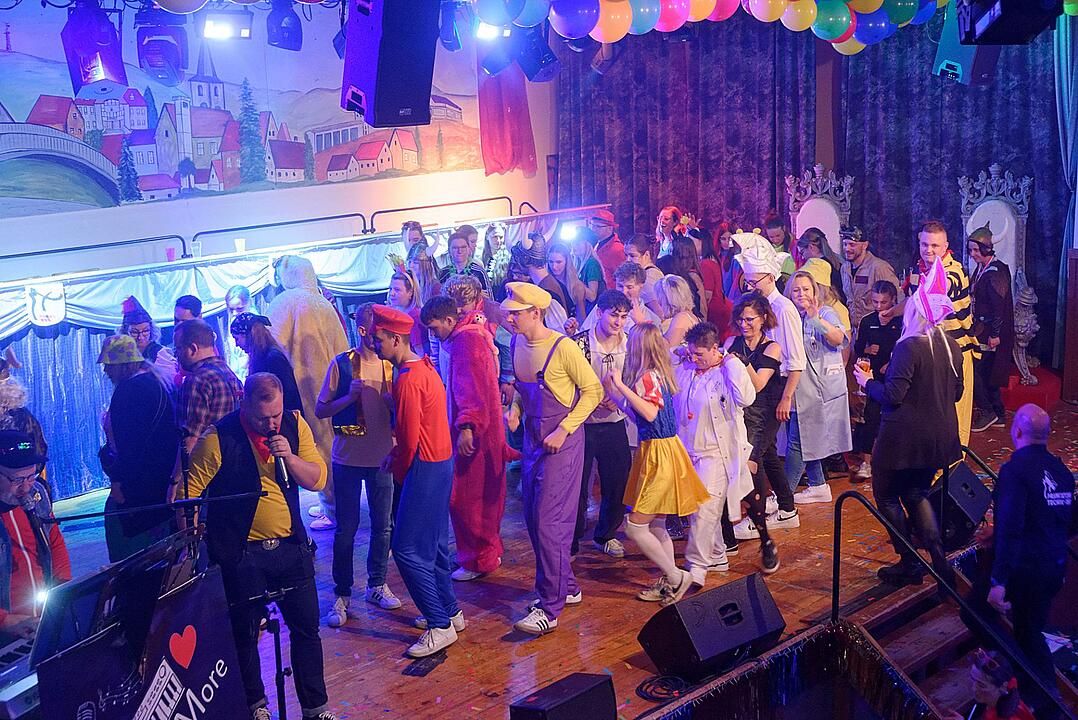 Super Kostüme, Show, Sketche und Tanz in Hirschaid!