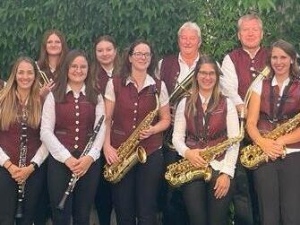 Der Musikverein Gößweinstein spielt nach einem Standkonzert in verschiedenen Gaststätten auf.