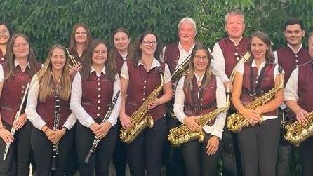 Der Musikverein Gößweinstein spielt nach einem Standkonzert in verschiedenen Gaststätten auf.