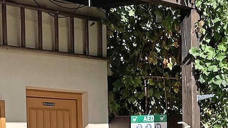 Der Defibrillator ist öffentlich zugänglich am Glockenhaus angebracht.