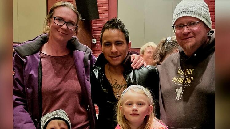 Popstar Jon Henrik Fj&auml;llgren (Mitte) m&ouml;chte der Auswanderer-Familie helfen.