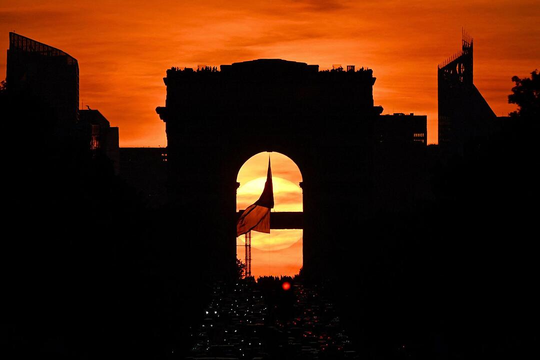 Sonnenuntergang im Arc de Triomphe
