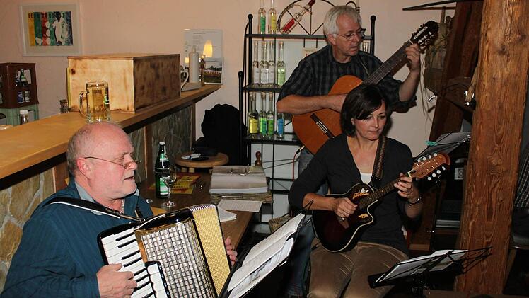 Musikalische Stammbesetzung beim Wirtshaussingen: Franz Rödelmeier, Helmut und Monika Appel (von links). Foto: may