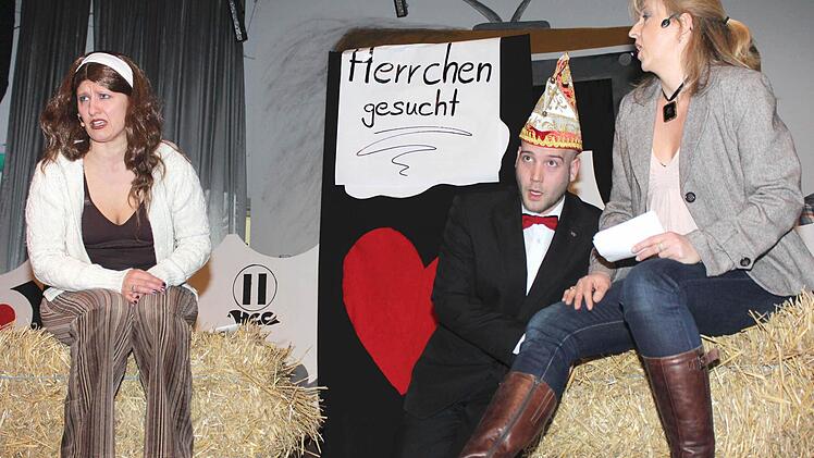 Wer hat Mitleid mit dem nach dem Fasching einfach ausgesetzten und sichtlich verwirrten Elferratsmitglied Max Häfner? In der Sendung ,Herrchen gesucht‘ zählten Tanja Michalke (links) und Alexandra Neumeier die Vorzüge auf.
