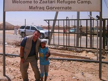 Tobias Burger mit einem syrischen Flüchtlingsmädchen am Camp Zaatari Foto: privat