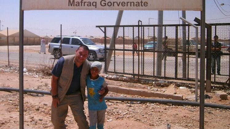 Tobias Burger mit einem syrischen Flüchtlingsmädchen am Camp Zaatari Foto: privat