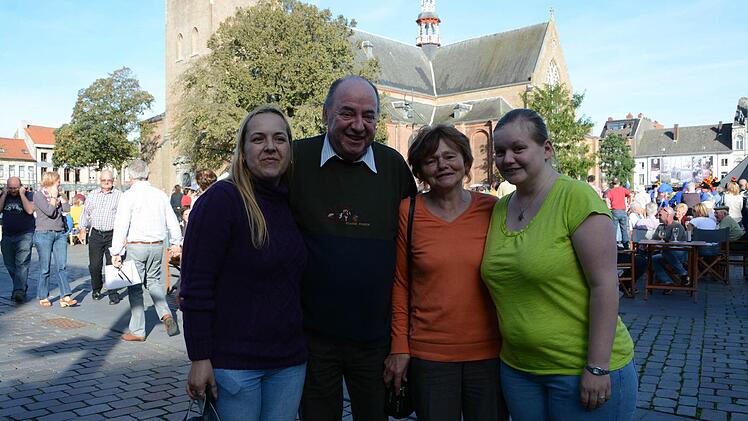 Wendy, Alex Verheyen und Anna, Julia Fleischer vor dem Turnhouter Marktplatz.