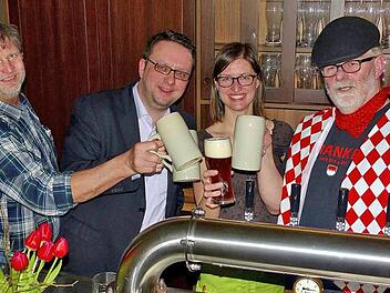 "Bräu", Hans Wernlein, "Mauser" Mark Ständner, Braumeisterin Yvonne Wernlein, und Werner Reißaus als "Pinsler", "Der Franke" und "Das Reiß" in Personalunion finden, dass der Fastenbock gelungen ist. Foto: Dieter Hübner