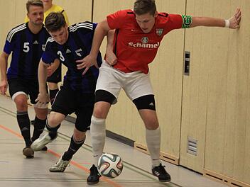 Im Finale wehrte sich der Baiersdorfer SV um Nicolas Schwab (r.), zwar nach Kräften, allerdings gewannen Tobias Eisgrub (M.) und die SpVgg Jahn Forchheim das Endspiel souverän mit 5:2.  Fotos: Uwe Kellner