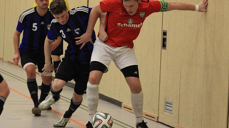 Im Finale wehrte sich der Baiersdorfer SV um Nicolas Schwab (r.), zwar nach Kräften, allerdings gewannen Tobias Eisgrub (M.) und die SpVgg Jahn Forchheim das Endspiel souverän mit 5:2.  Fotos: Uwe Kellner