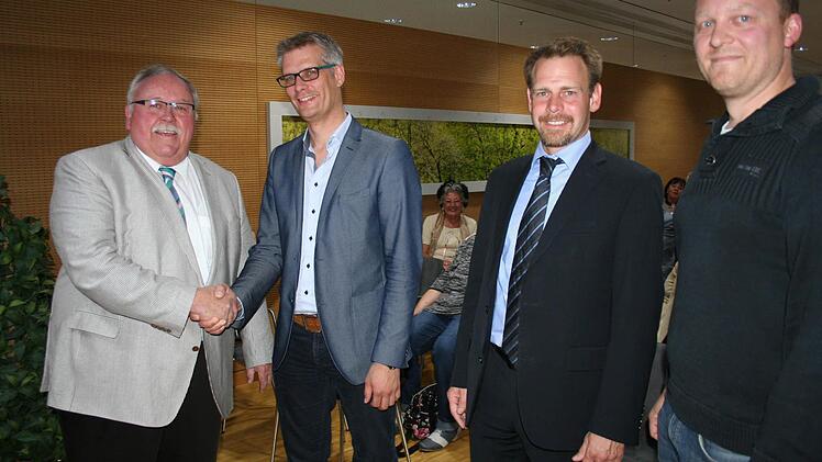 Der im Amt bestätigte Erste Vorsitzende Franz Streit (l.) gratuliert seinem neuen Stellvertreter OB Uwe Kirschstein. Daneben der neu gewählte Schatzmeister, Krankenhausdirektor Sven Oelkers, und der frischgebackene Schriftführer Andreas Rudl.