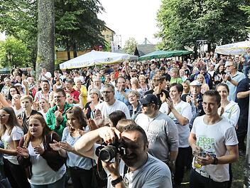 Am vergangenen Samstag haben sich die Teuschnitzer feiertechnisch bereits auf das Bayern-3-Dorffest vorbereitet. Foto: Barbara Herbst