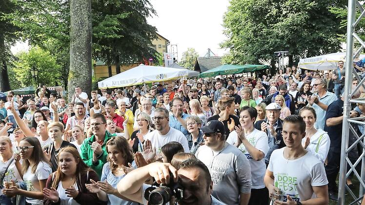 Am vergangenen Samstag haben sich die Teuschnitzer feiertechnisch bereits auf das Bayern-3-Dorffest vorbereitet. Foto: Barbara Herbst