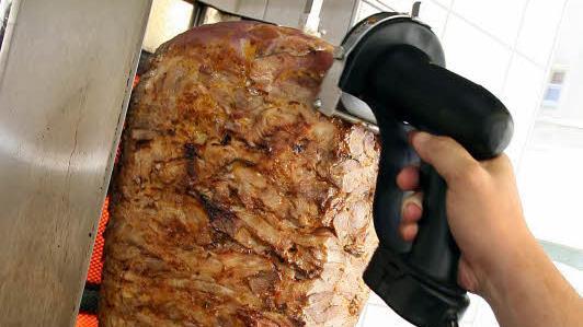 Der Umweltausschuss des EU-Parlaments will den bisher &uuml;blichen Zusatz von Phosphat in tiefgefrorenen Fleisch-Spie&szlig;en nicht mehr zulassen.Andreas Gebert/dpa/Symbolbild