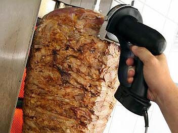 Der Umweltausschuss des EU-Parlaments will den bisher &uuml;blichen Zusatz von Phosphat in tiefgefrorenen Fleisch-Spie&szlig;en nicht mehr zulassen.Andreas Gebert/dpa/Symbolbild