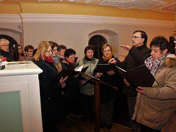 Burkard Schmitt dirigierte den Chor zum ersten Mal bei einem öffentlichen Auftritt.Evi Seeger