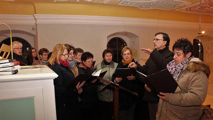 Burkard Schmitt dirigierte den Chor zum ersten Mal bei einem öffentlichen Auftritt.Evi Seeger