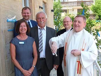 Die Segnung des Hauses durch Pfarrer Norbert Lang (rechts) fand im Beisein von (von links) Silvia Schinkel, Martin Mittag, Werner Hanke und Pfarrer Andreas Neeb statt. Foto: Doris Weidner