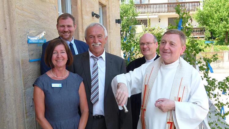 Die Segnung des Hauses durch Pfarrer Norbert Lang (rechts) fand im Beisein von (von links) Silvia Schinkel, Martin Mittag, Werner Hanke und Pfarrer Andreas Neeb statt. Foto: Doris Weidner