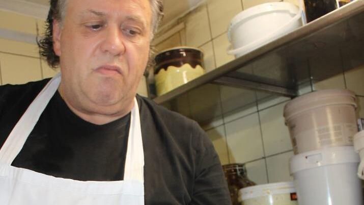 Rudy Lanz ritzt jede einzelne Vanillestange mit einem Messer  auf und kratzt das Mark heraus, bevor er es zusammen mit den Schoten in die Eisgrundmasse gibt.Popp