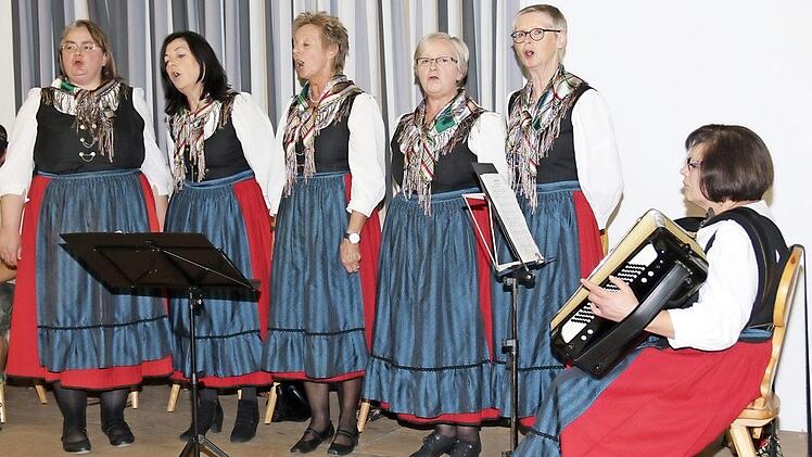 Die "Brauhaus Boum" (oben links, dann im Uhrzeigersinn) spielten erst das dritte Mal zusammen. Der "Leipoldsgriener Vierxang" war pur ohne Akkordeon oder Gitarrenbegleitung zu hören. Der Pflege der fränkischen Mundart haben sich "Waischendelder Burgmädla" zur Aufgabe gemacht. Zum Schluss der Veranstaltung waren alle Akteure auf der Bühne - tosender Applaus.  Fotos: Michael Stelzner