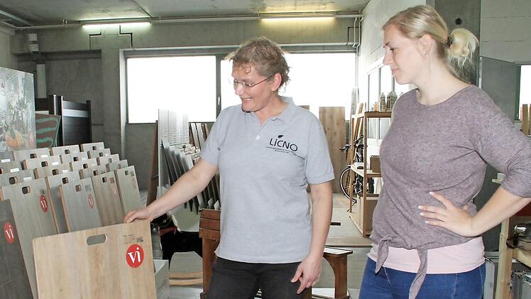 Nach Ansicht von Christiane Höppel von der Firma Licno (links) könnte es den verkaufsoffenen Samstag öfters geben. Fotos: Gerda Völk