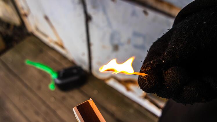 Mit einem brennenden Feuerwerkskörper hat ein Unbekannter am Samstagmorgen versucht, ein Haus in Oberfranken anzüzünden. Symbolbild: arborpulchra/adobestock.com
