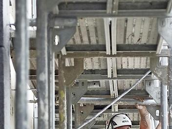 Keine Zwangspause durch Corona - die Arbeit musste weitergehen: der Stappenbacher-Mitarbeiter Dominik Friedrichs auf einer Baustelle in München Foto: Stappenbacher GmbH/Wolfgang Rottmann