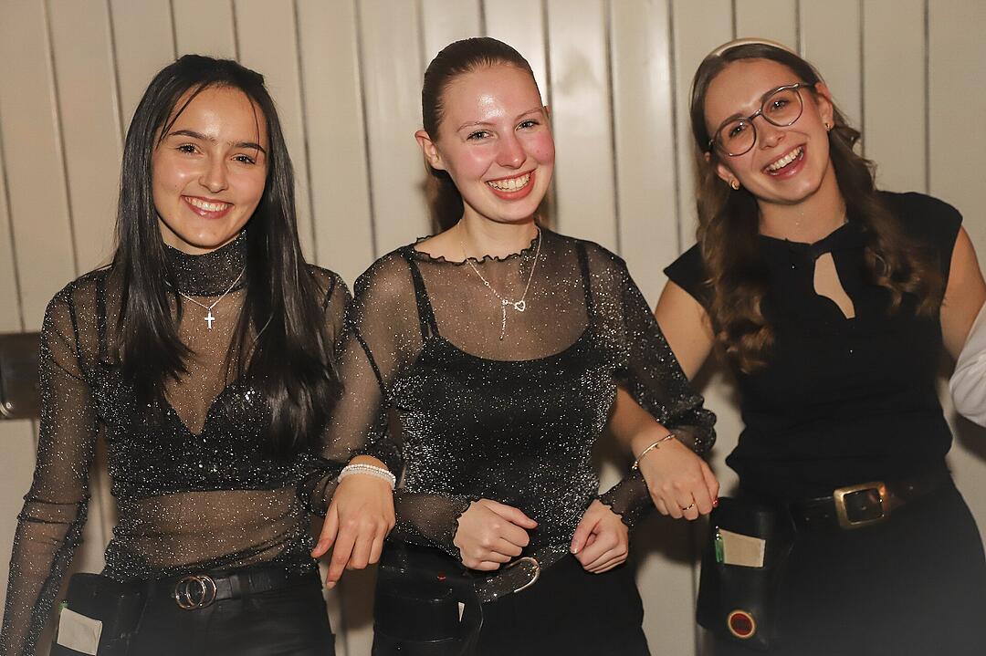 Es wurde in das Jahr 2025 gefeiert.