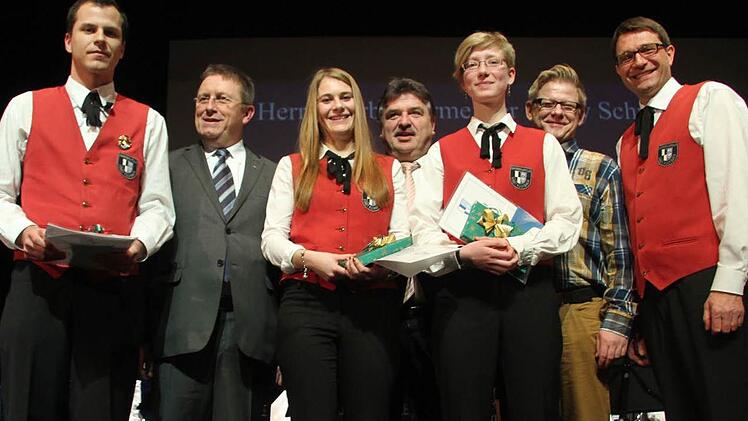 Nachwuchs, der dem Jugendorchester lange treu ist: (von links) Axel Sesselmann (10 Jahre), Jana Schott (5 Jahre) und Lena Skatulla zusammen mit Oberbürgermeister Henry Schramm, Landrat Klaus Peter Söllner und Dirigent Harald Streit.