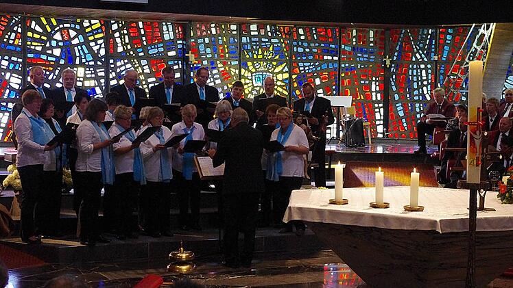 Der Gesangverein Frohsinn Steinbach an der Haide unter Leitung von Klaus Methfessel