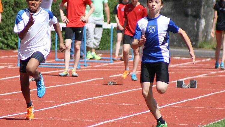 Jonas Saffer (r.) darf sich dreifacher Oberfränkischer Bezirksmeister nennen: Hier enteilt er gerade der Konkurrenz über 75 Meter.