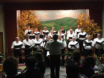 Der Gastgeber-Chor "Sänger der Schwarzen Berge" begeisterte als Schlusspunkt des Konzerts.  Foto: Regina Rinke