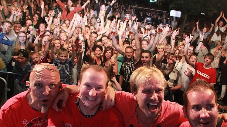 Ausgelassene Stimmung herrschte beim Auftritt von "Radspitz" am Freitagabend auf dem Marktplatz. Besonders gut kam bei den Feiernden an, dass die Musiker die EM aufleben ließen und mit dem Publikum "den Isländer" machten: "Hu-hu-hu...!" Foto: Matthias EinwagStimmung