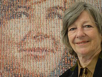 Ein Bild und seine Zeitspanne: Zum runden Geburtstag bekam Eva Maria Roer dieses Bild, das einem Foto aus ihrer Jugend entlehnt ist und ein Mosaik aus den K&ouml;pfen ihrer Mitarbeiter darstellt.  Foto: Isolde Krapf