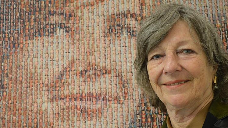 Ein Bild und seine Zeitspanne: Zum runden Geburtstag bekam Eva Maria Roer dieses Bild, das einem Foto aus ihrer Jugend entlehnt ist und ein Mosaik aus den K&ouml;pfen ihrer Mitarbeiter darstellt.  Foto: Isolde Krapf