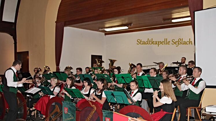 Die Stadtkapelle Seßlach mit ihrem Leiter Michael Bauer spielte beim Frühjahrskonzert der Weisachtaler Blasmusik auf. Foto: Helmut Will