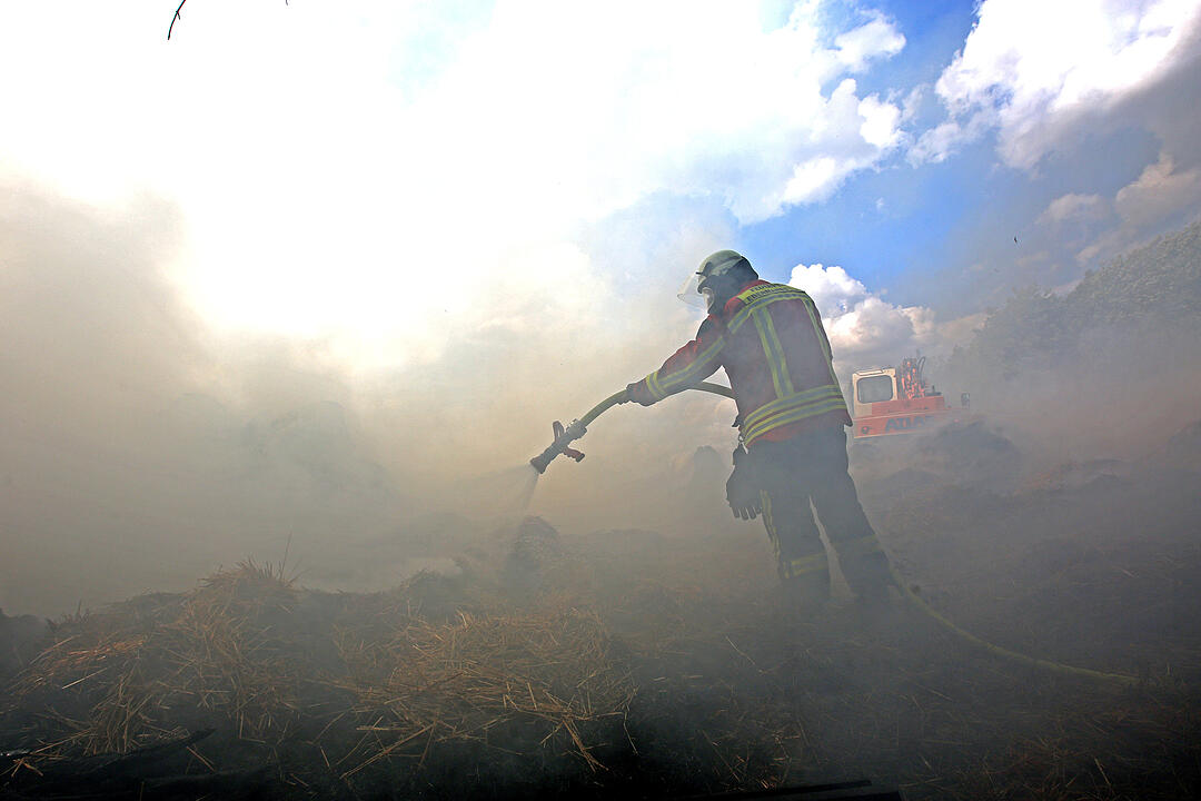Spektakuläre Löschaktion im Kreis Forchheim: 100 Stroh- und Heuballen brennen