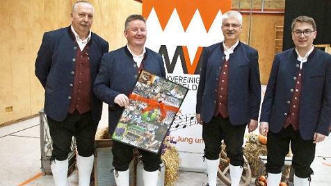 Werner Amon (links), Vereinsvorsitzender Rudi Dierauf (2.v.r.) und Benedikt Krüger (rechts) dankten Reinhold Stärk für dreieinhalb Jahre engagierten Wirkens als Dirigent des Blasorchesters der Musikvereinigung Ebensfeld