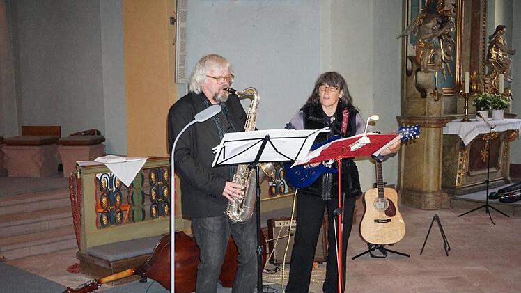 Wildfleckens Pfarrer und Kurseelsorger  Friedrich Bodo Bergk und  Christel Bergk spielten in der Reihe des Sommerprogramms "KostbarZEIT -  Zeit für Töne und Worte" und boten den musikalischen Rahmen für die  Verabschiedung und Begrüßung