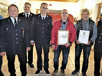 Ehrungen bei der Freiwilligen Feuerwehr Ebersbach: von links Bürgermeisterin Anita Sack, Kommandant Klaus Wollnik, Kreisbrandinspektor Fritz Weinlein, Philipp Hühnlein, Ehrenmitglied Stefan Heckel-Michel, Ehrenvorsitzender Dieter Zapf und Vorsitzender Günter Kolb