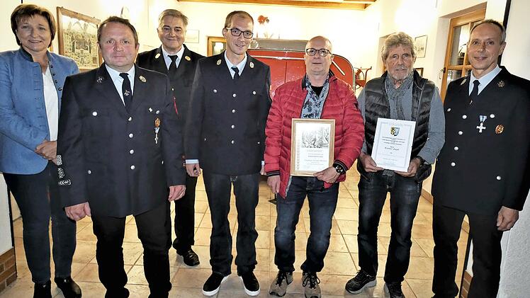 Ehrungen bei der Freiwilligen Feuerwehr Ebersbach: von links Bürgermeisterin Anita Sack, Kommandant Klaus Wollnik, Kreisbrandinspektor Fritz Weinlein, Philipp Hühnlein, Ehrenmitglied Stefan Heckel-Michel, Ehrenvorsitzender Dieter Zapf und Vorsitzender Günter Kolb