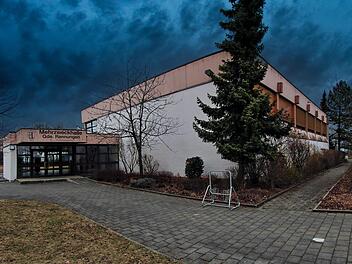 Dunkle Wolken über der Rannunger Mehrzwecklalle? Die in die Jahre gekommene Halle muss dringend saniert werden. Ob sich die Gemeinde das, jedenfalls im Augenblick im bisher geplanten Umfang, leisten kann, wurde in der jüngsten Sitzung des Gemeinderates kontrovers diskutiert. Foto: Dieter Britz